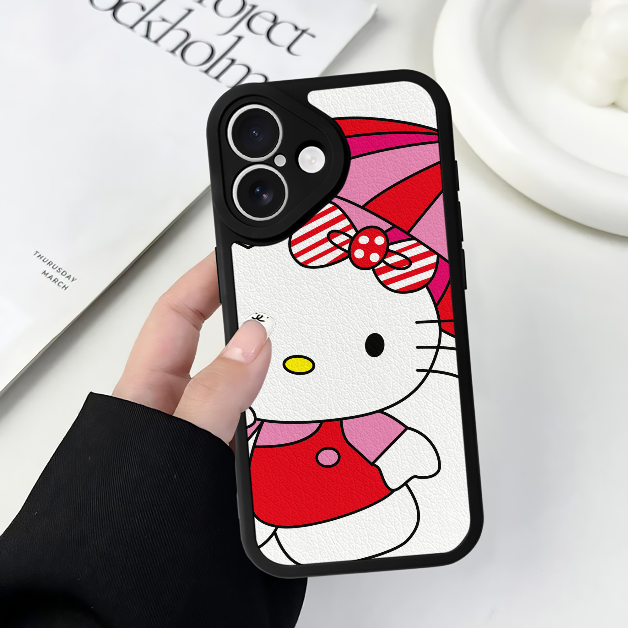 （画像用） Hello Kitty ハローキティ 【iPhone 16シリーズ対応】シリコンスマホケース（レザー調） 材質：シリコン